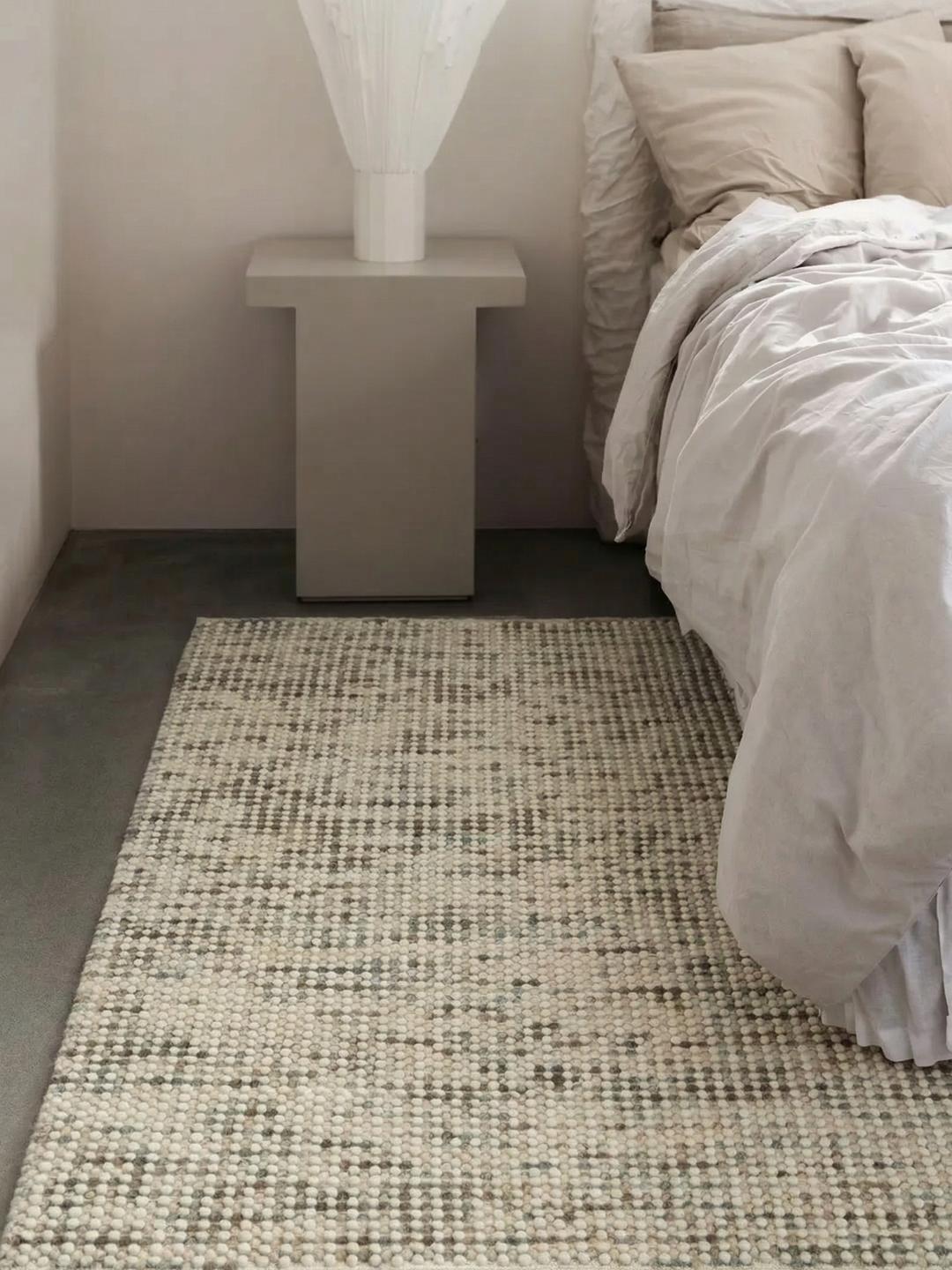 Handgeweven grijs en beige vloerkleed met een getextureerd, gebubbeld oppervlak