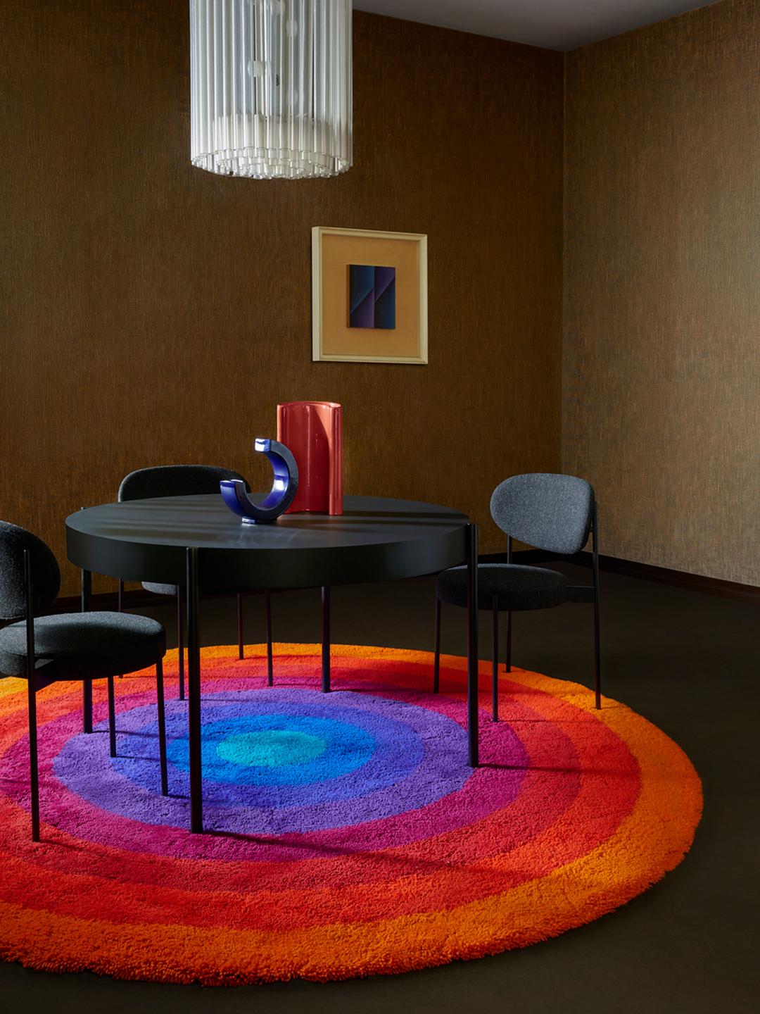 Rond tapijt met concentrische ringen in oranje en meerkleurige tinten