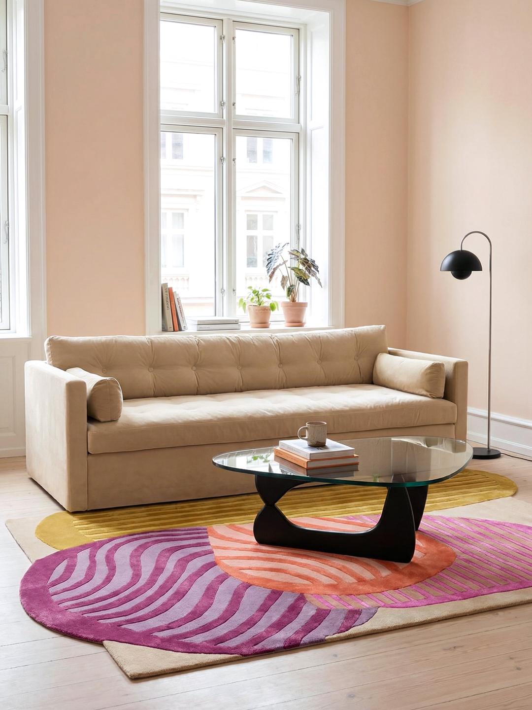Multicolor vloerkleed met een onregelmatige vorm en abstracte vormen
