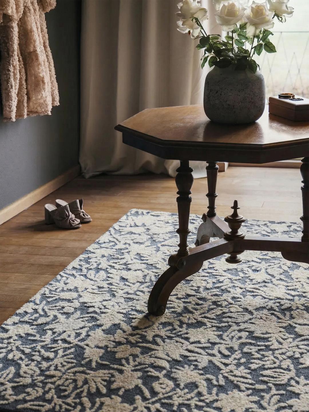 Blauw kleed met een bloemmotief