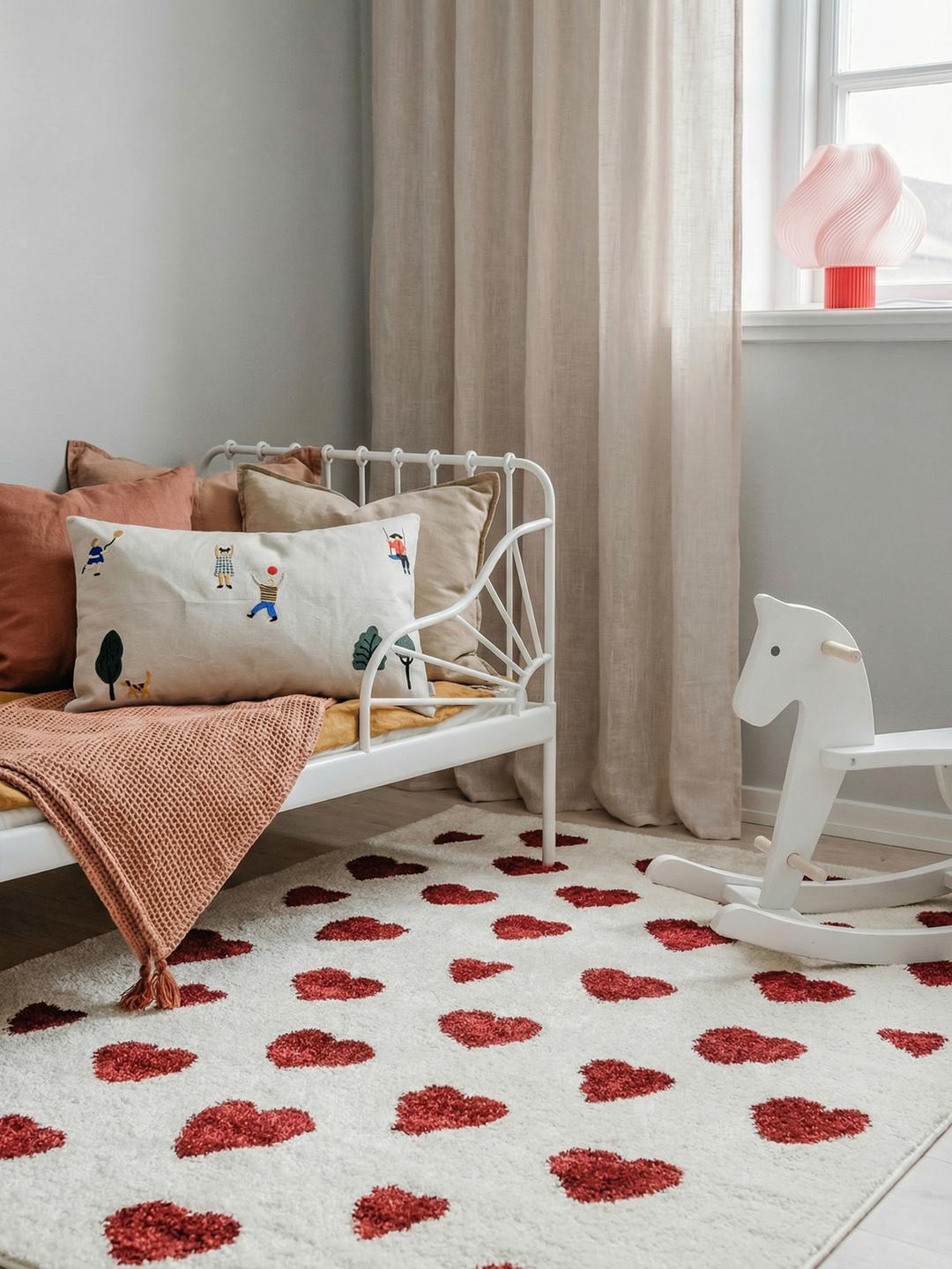Offwhite en rood hoogpolig vloerkleed