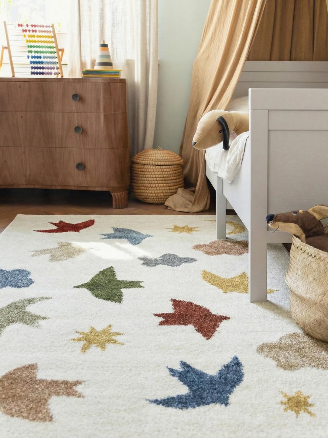 Kinderkleed in off white met veelkleurige vogel- en sterrenmotieven