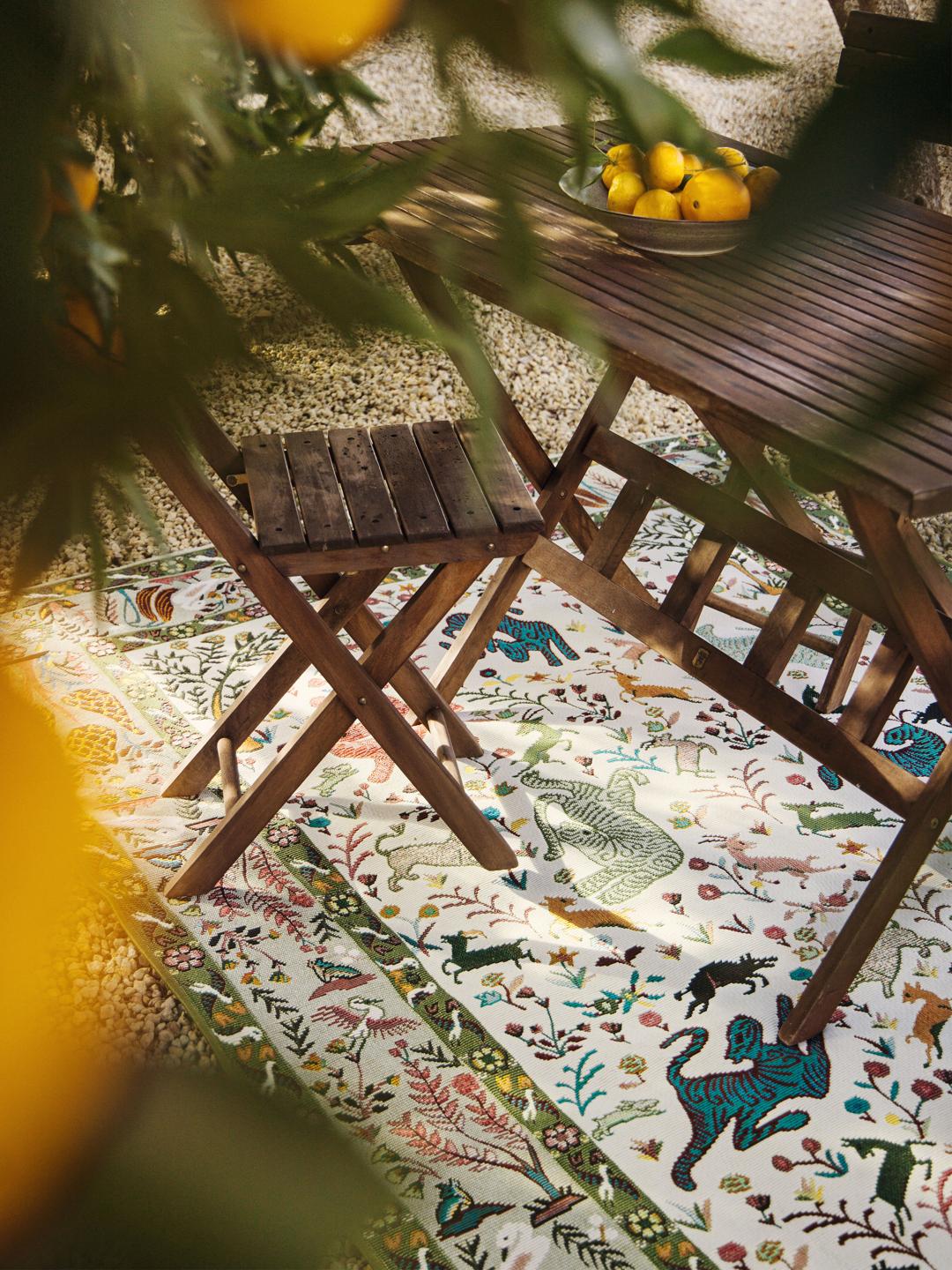 Groen tapijt met speelse diermotieven en pastelkleurige details
