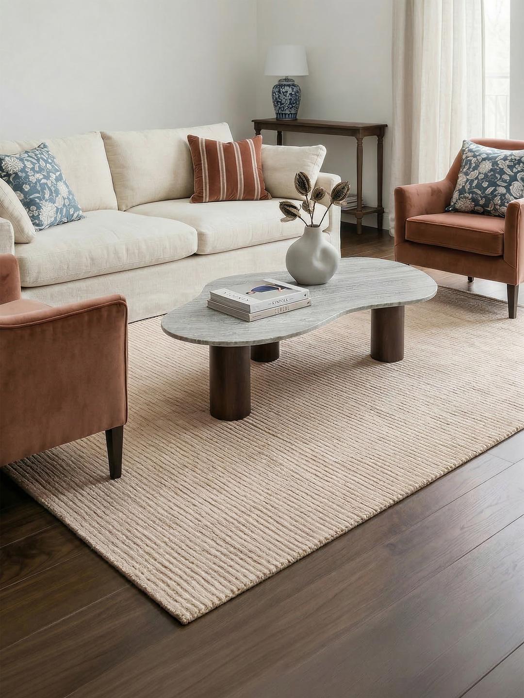Tapis beige avec un motif rayé subtil