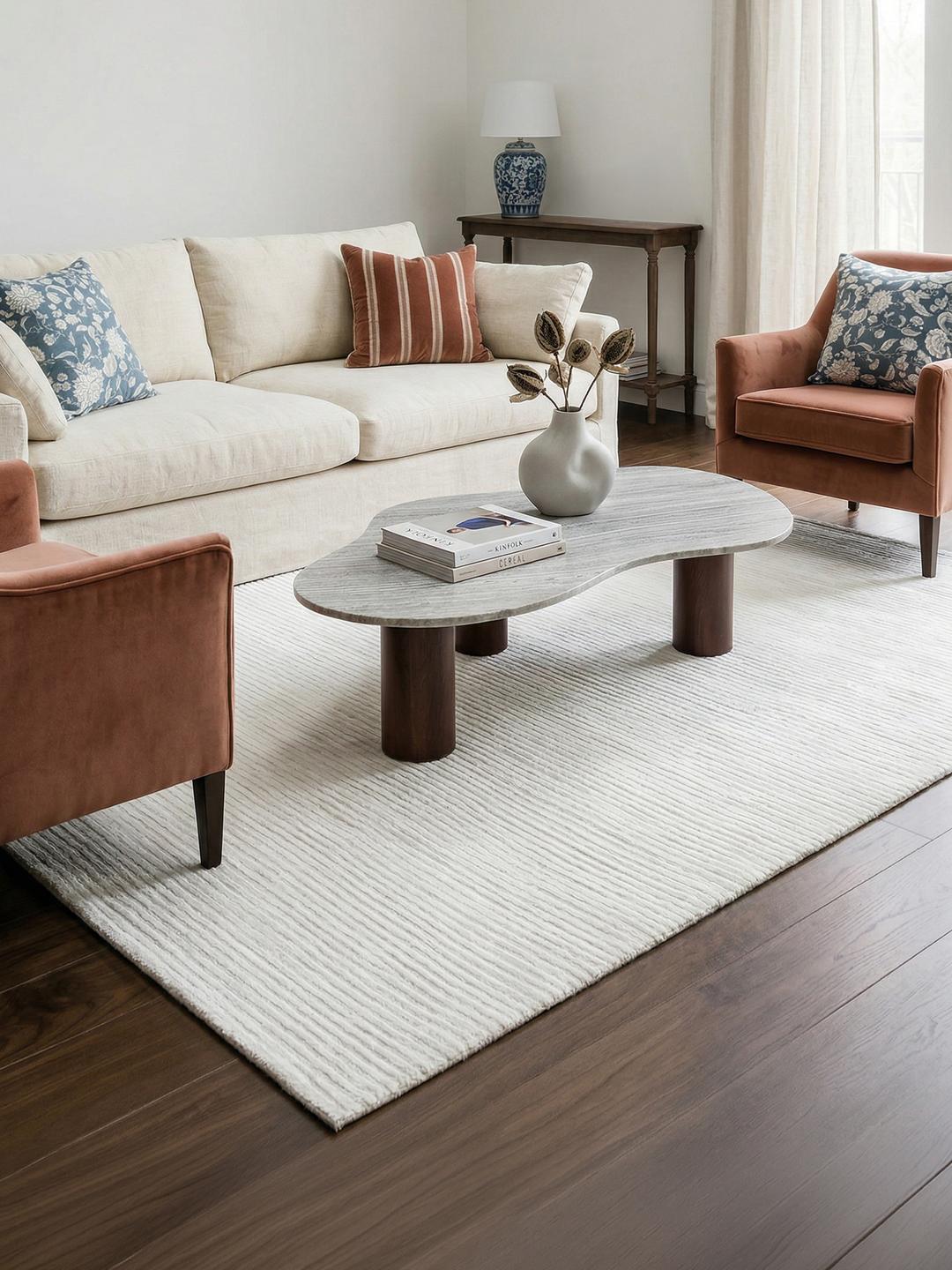 Un tapis en laine blanche avec une texture à fines rayures.