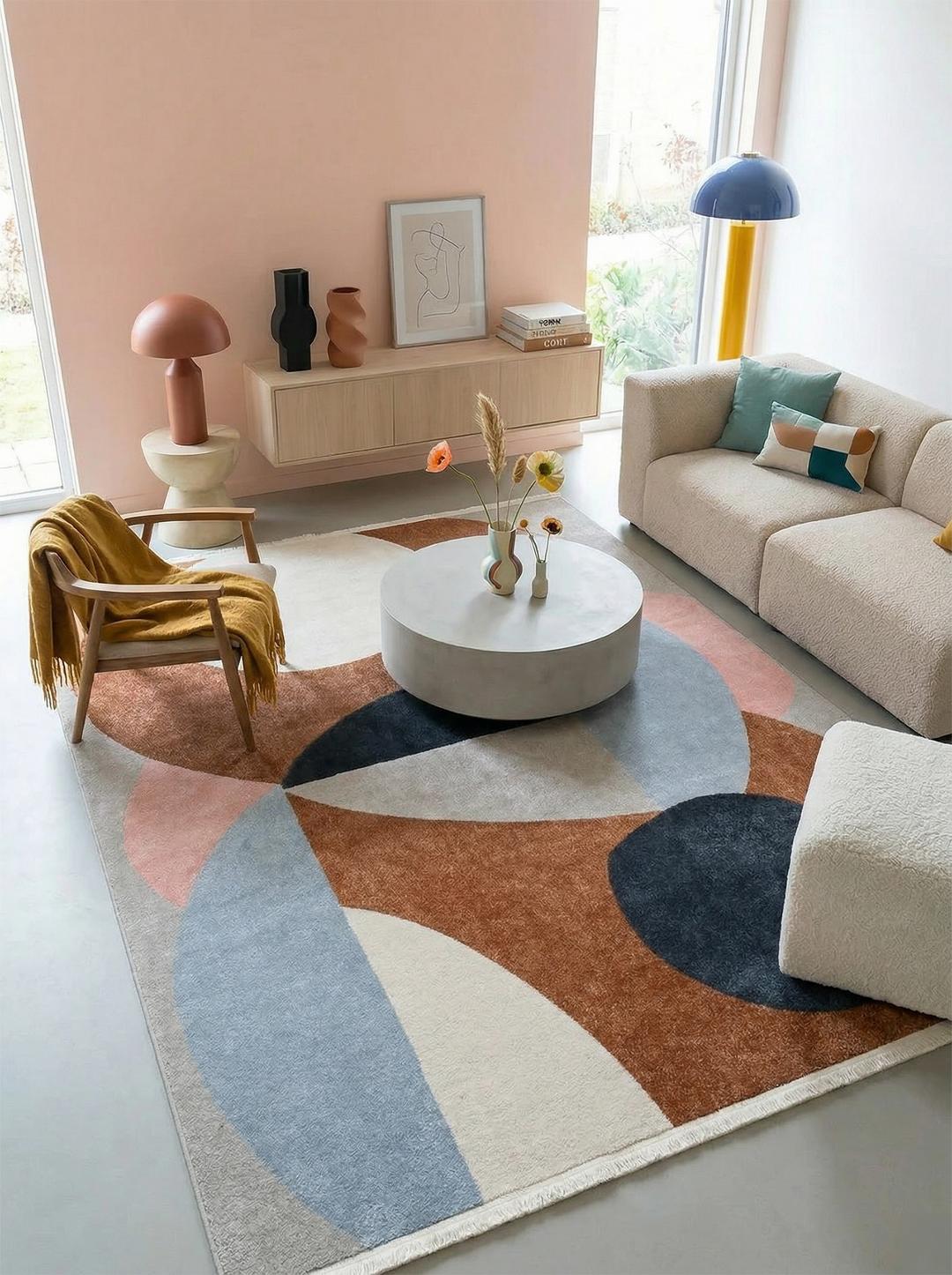 Een modern tapijt in terracotta en rood met geometrische vormen en franjes