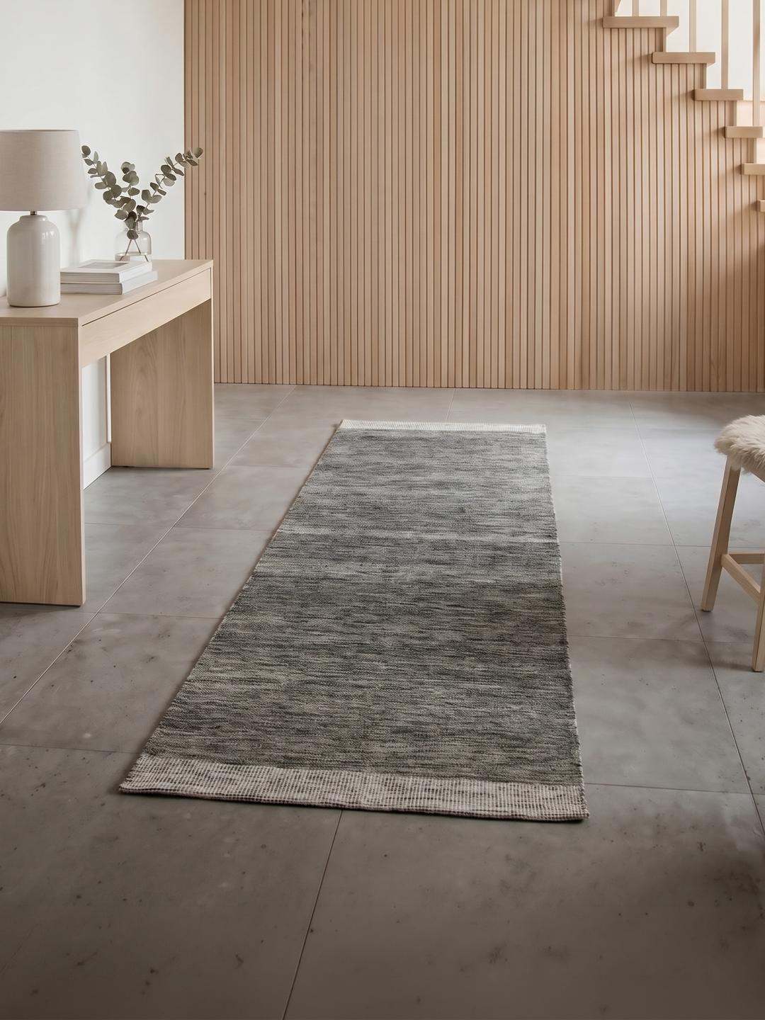 Tapis de couloir gris foncé tissé à la main