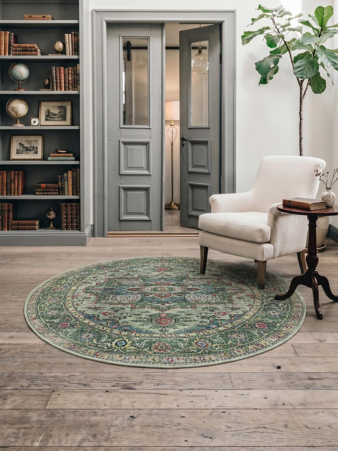 Rond groen tapijt met traditionele oosterse patronen