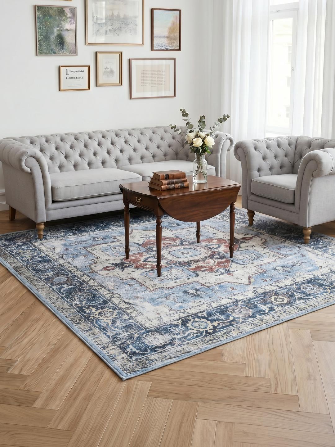 vierkant blauw tapijt met traditioneel medaillonpatroon