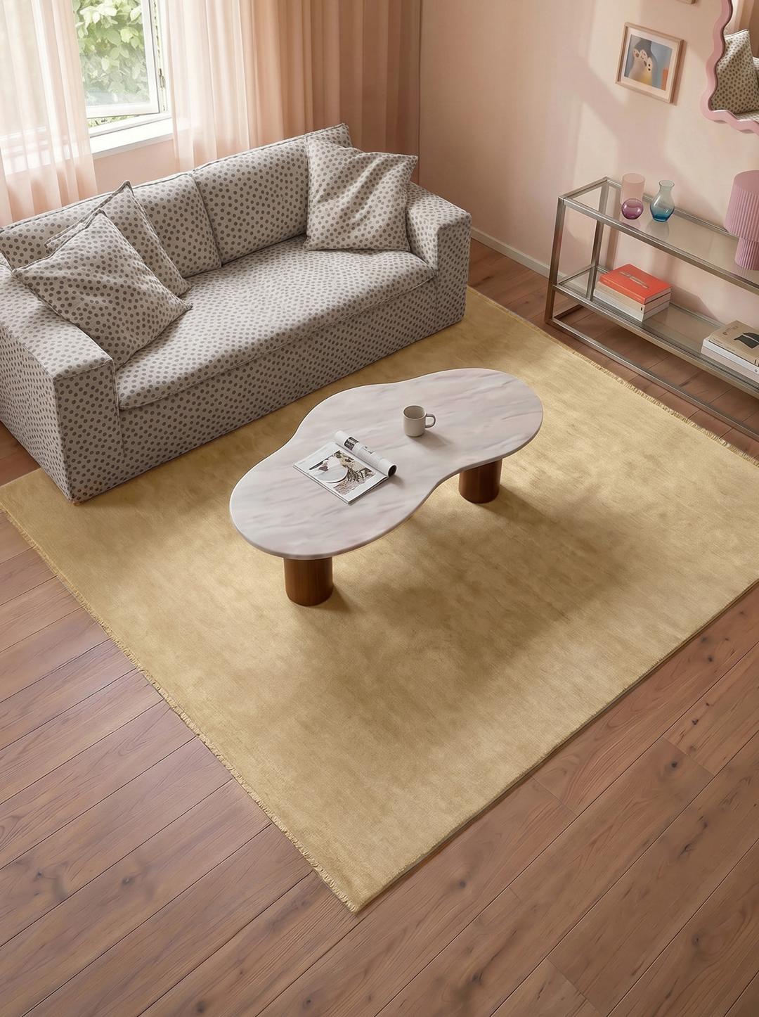 Geel handgeweven vloerkleed met decoratieve franjes