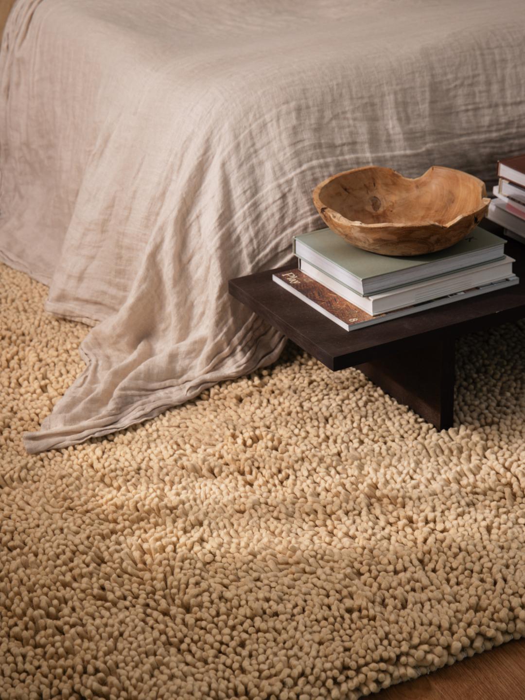 Beige tapijt met een dikke pooltextuur