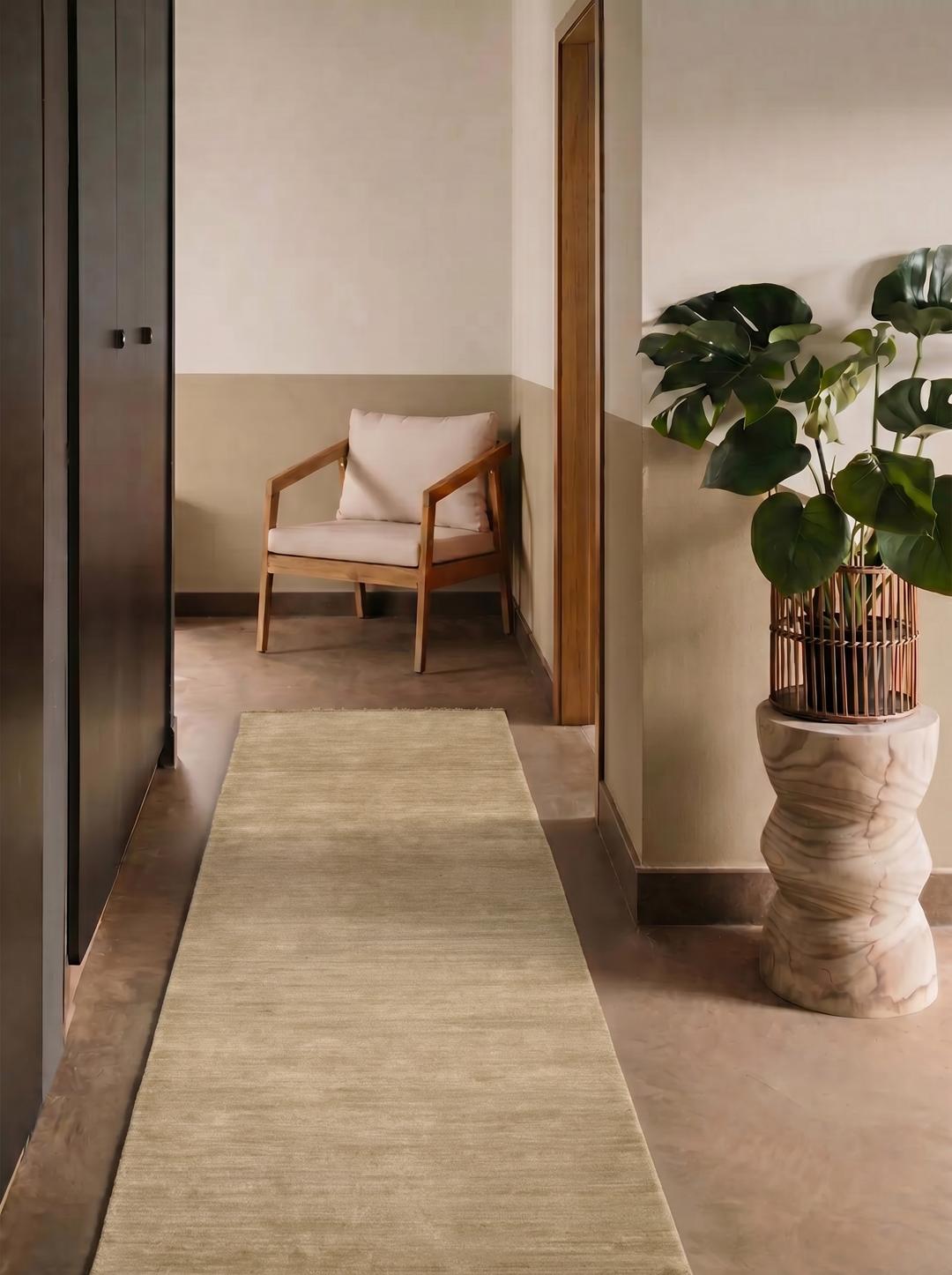 Een beige loper in één kleur met korte bijpassende franjes op een effen achtergrond