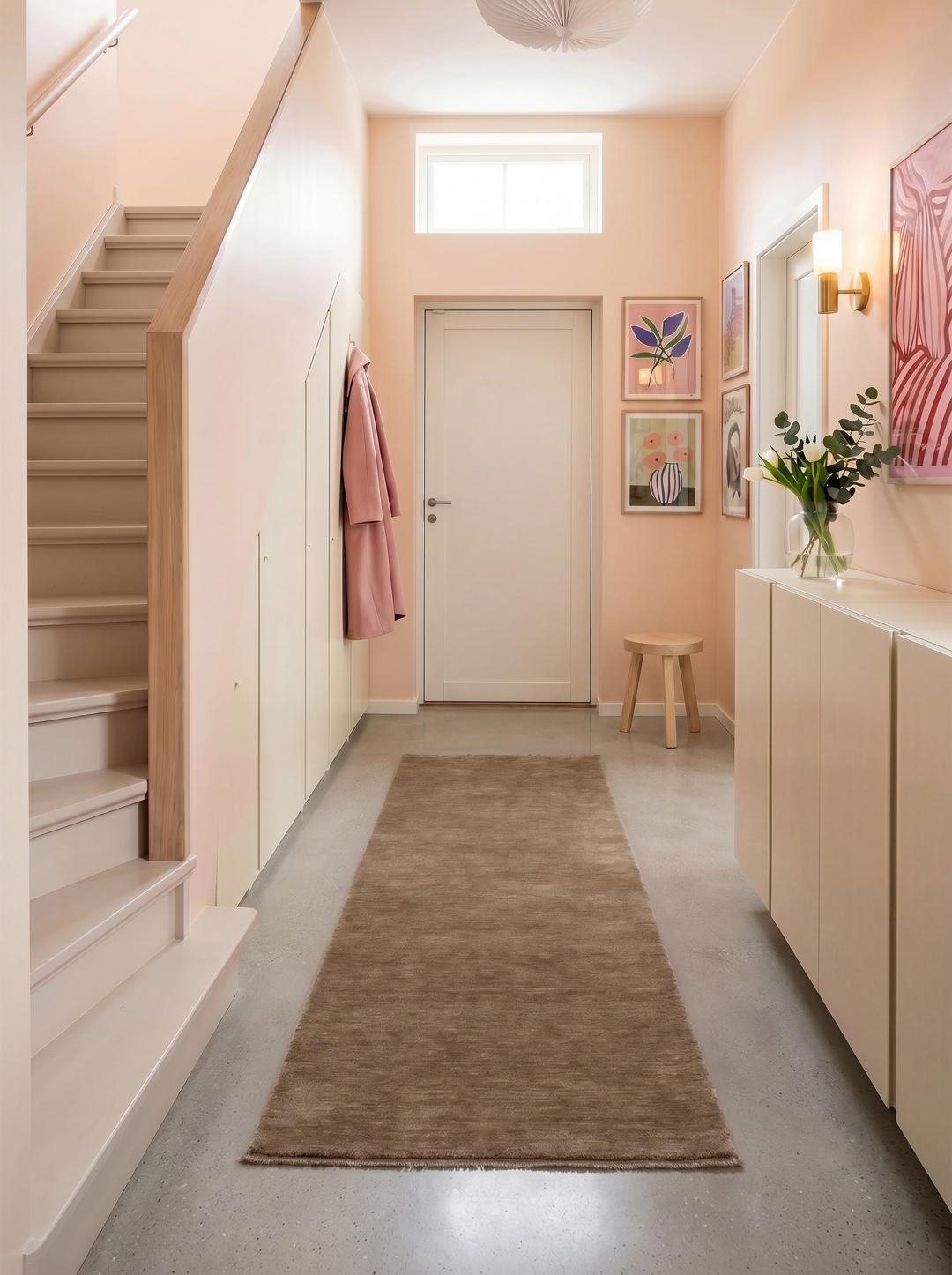 Een handgeweven Wool loper in bruin met korte bijpassende franjes.