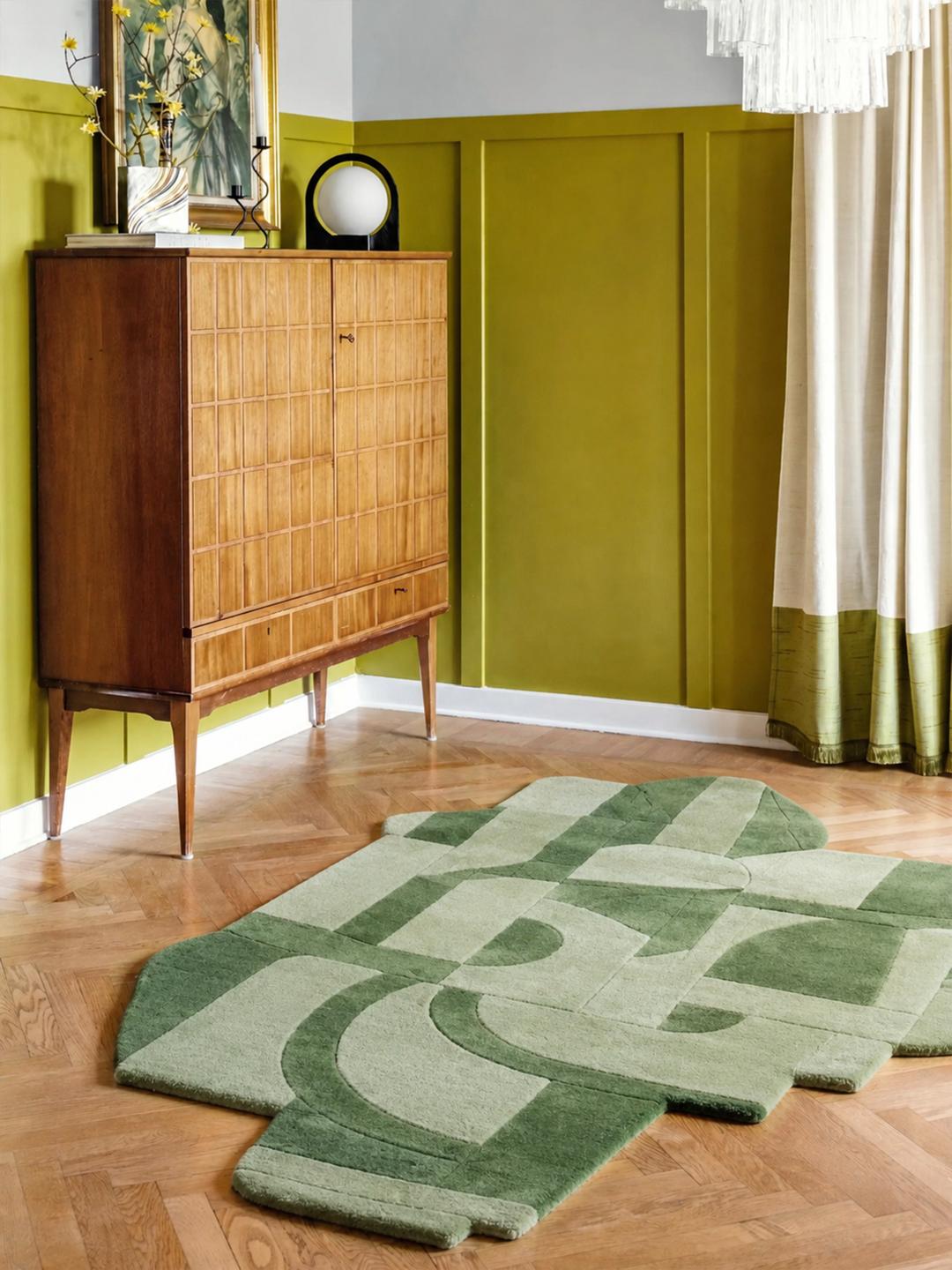 Groen vloerkleed met een onregelmatige vorm