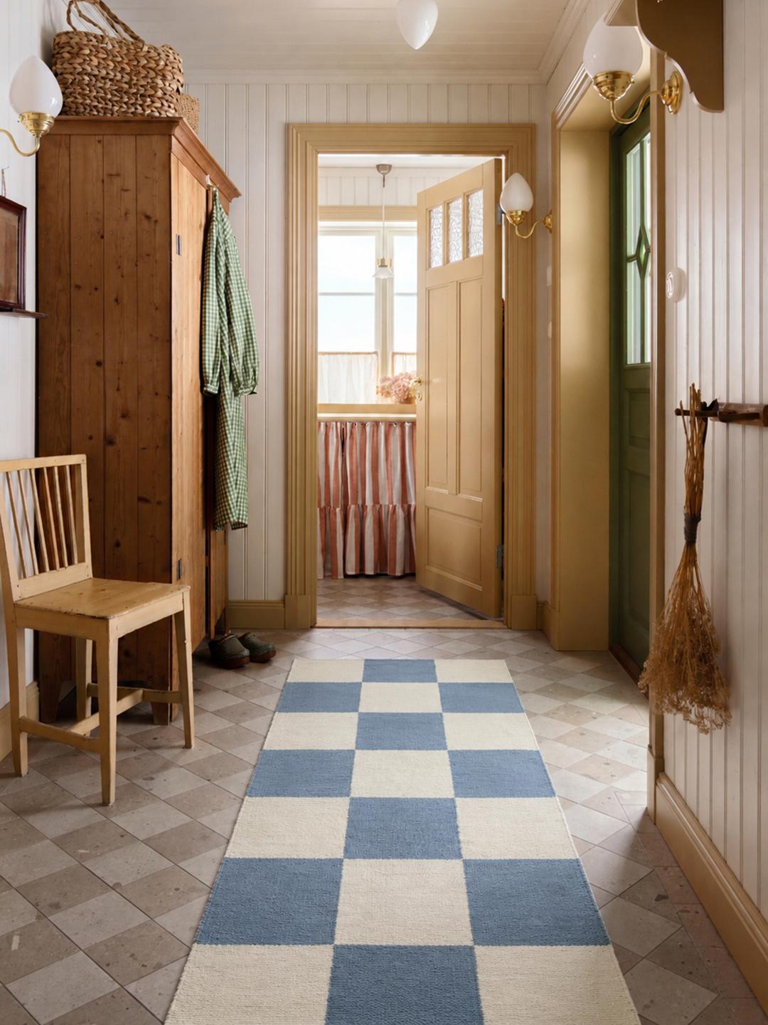 Met de hand geweven blauwe en beige loper