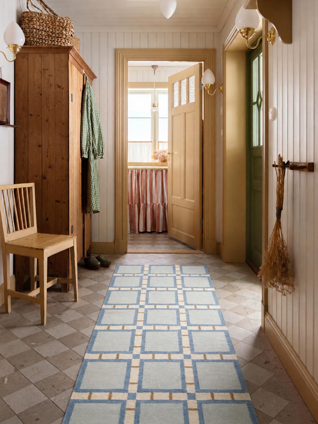 Handgeweven blauwe loper met een geometrisch rasterpatroon