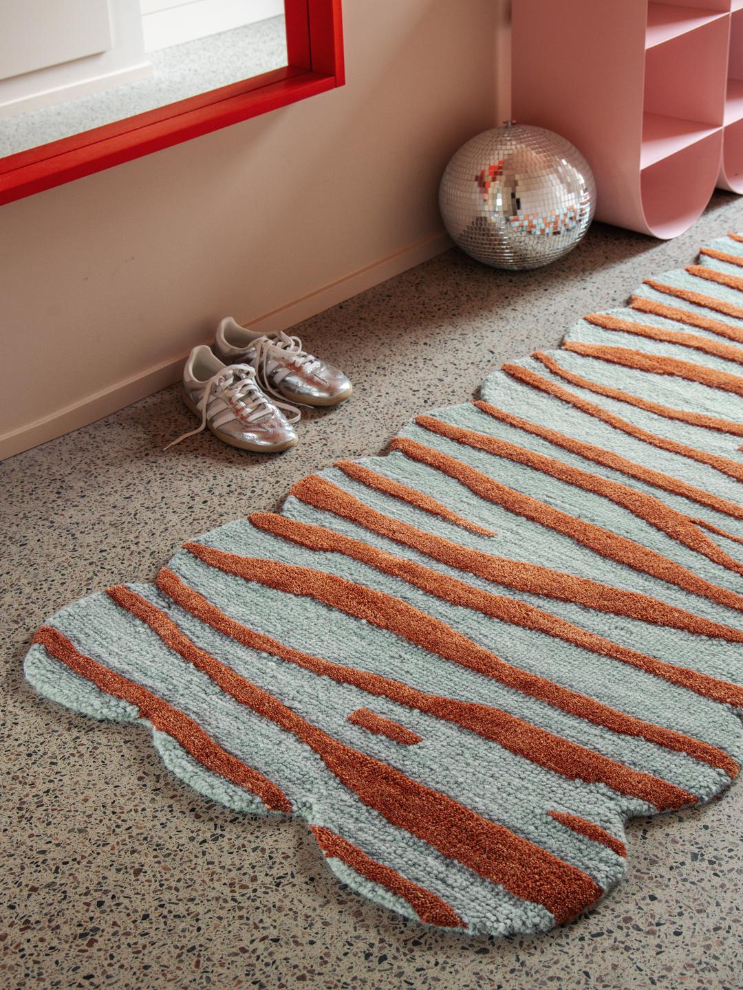 Tapis de couloir fait main en bleu clair et rouge rouille avec un motif animalier