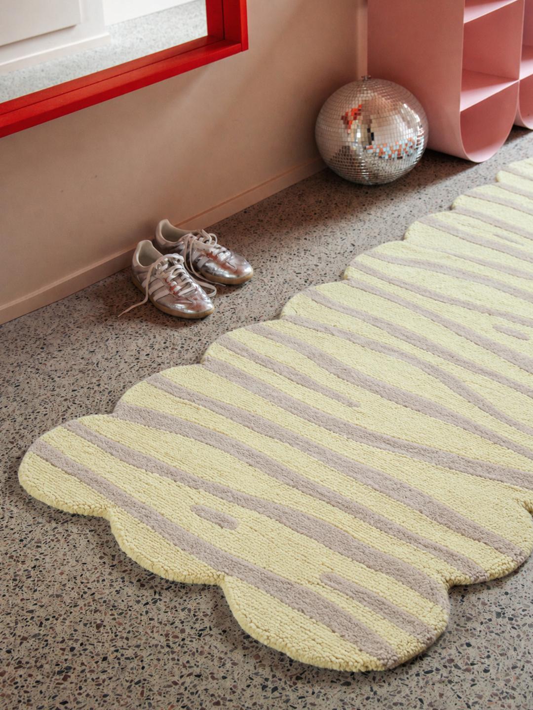 Gele en beige loper met een speels, op zebra's geïnspireerd patroon
