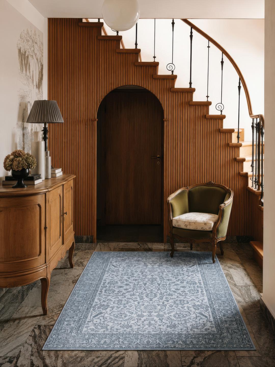 Blauw tapijt met een klassiek geprint patroon