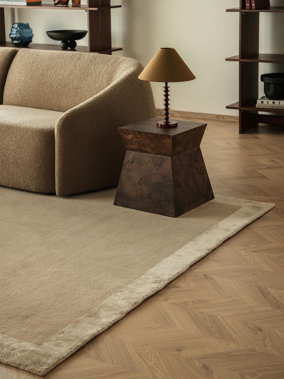 Beige tapijt met een zachte handloom textuur