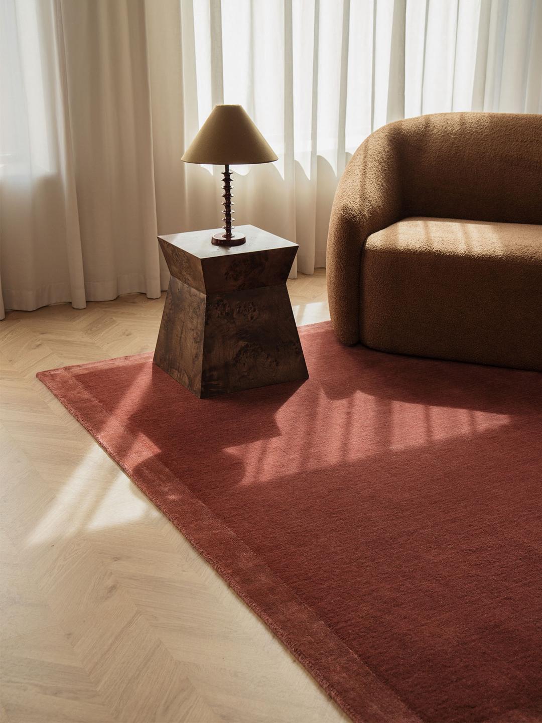 Rood tapijt met een brede rand