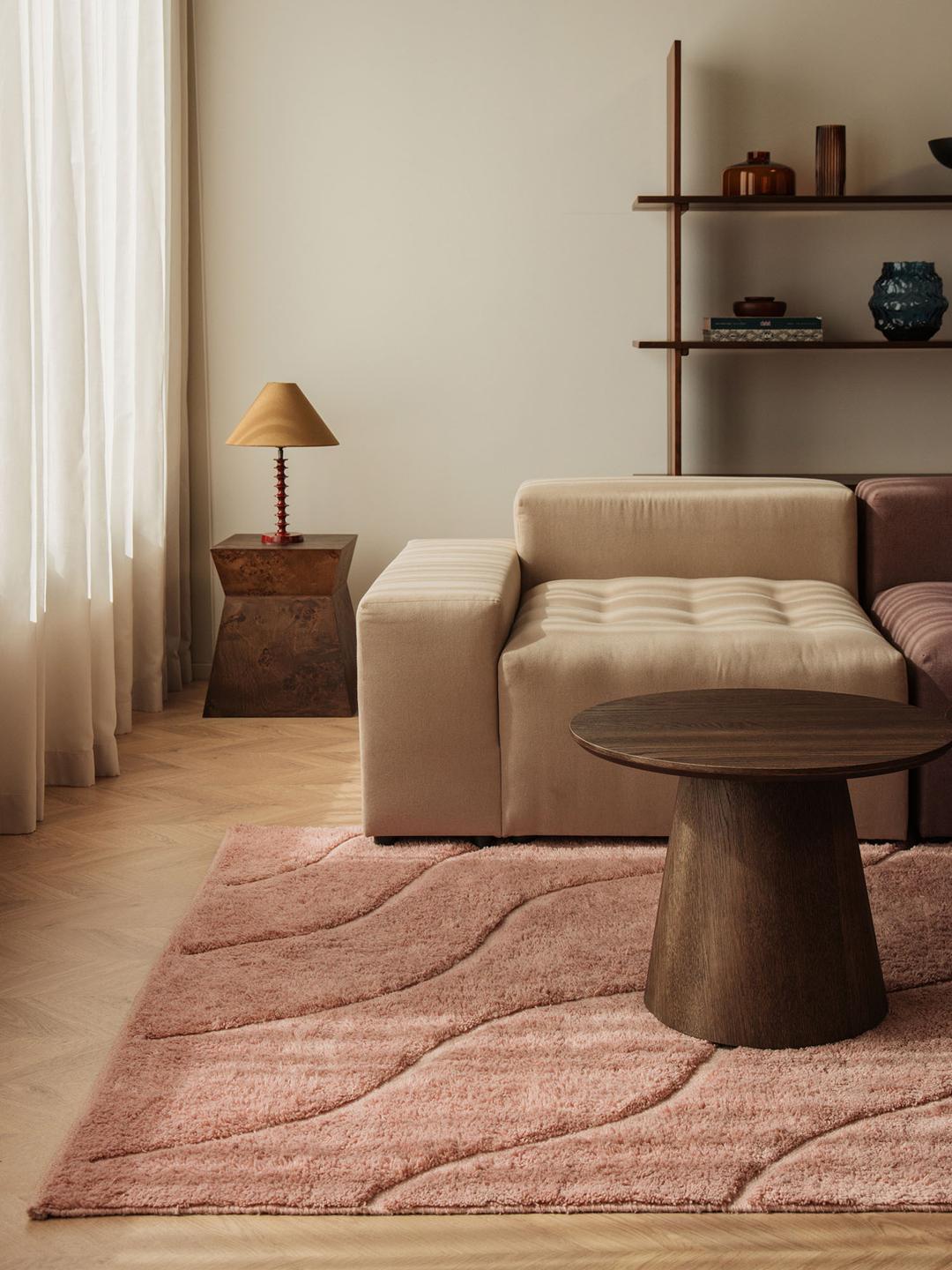 Roze vloerkleed met zachte diagonale golvende lijnen