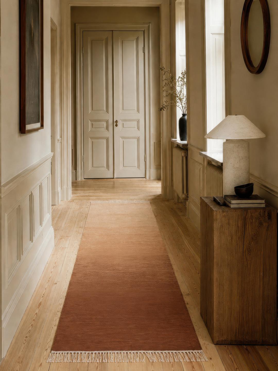 Handgeweven roestrood loper vloerkleed met een warm gradient ontwerp en franjes