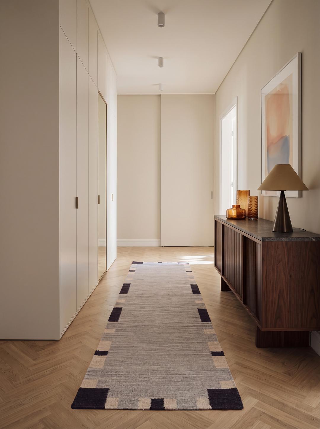 Beige en zwarte loper tapijt met een geometrische rand