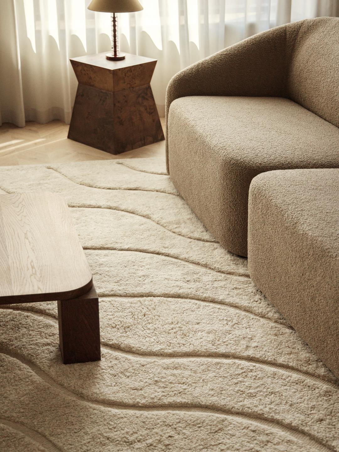 Beige en crème pooltapijt met een golvend design