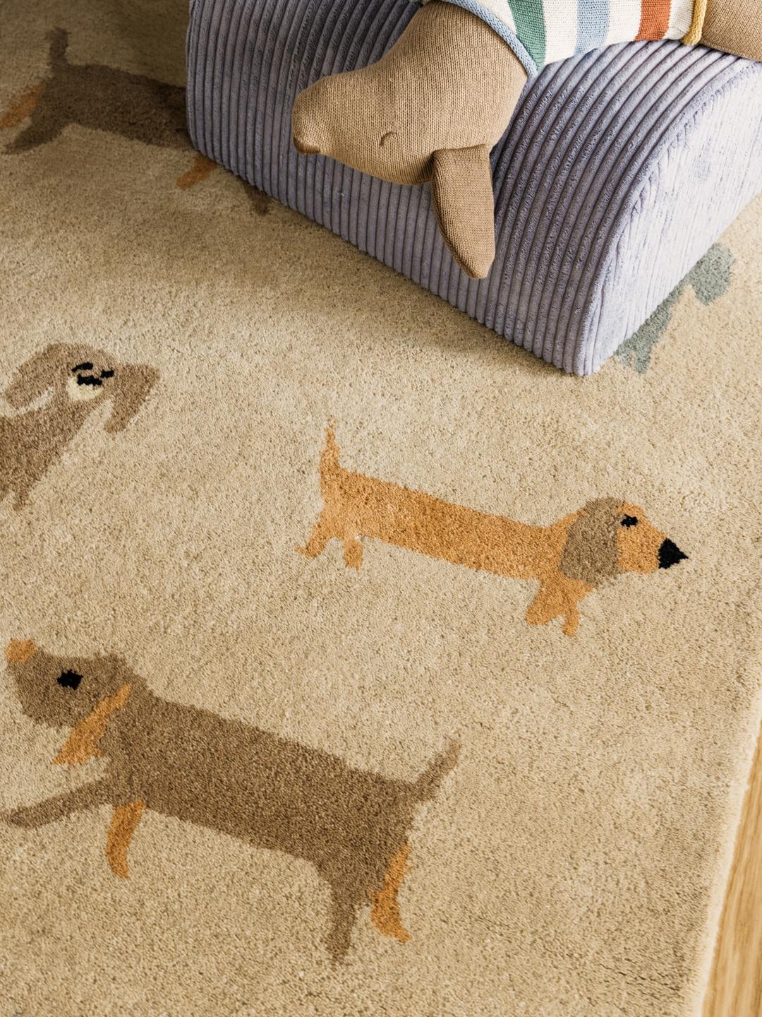 Handgetuft beige wollen vloerkleed met een speels pasteltinten hondenpatroon