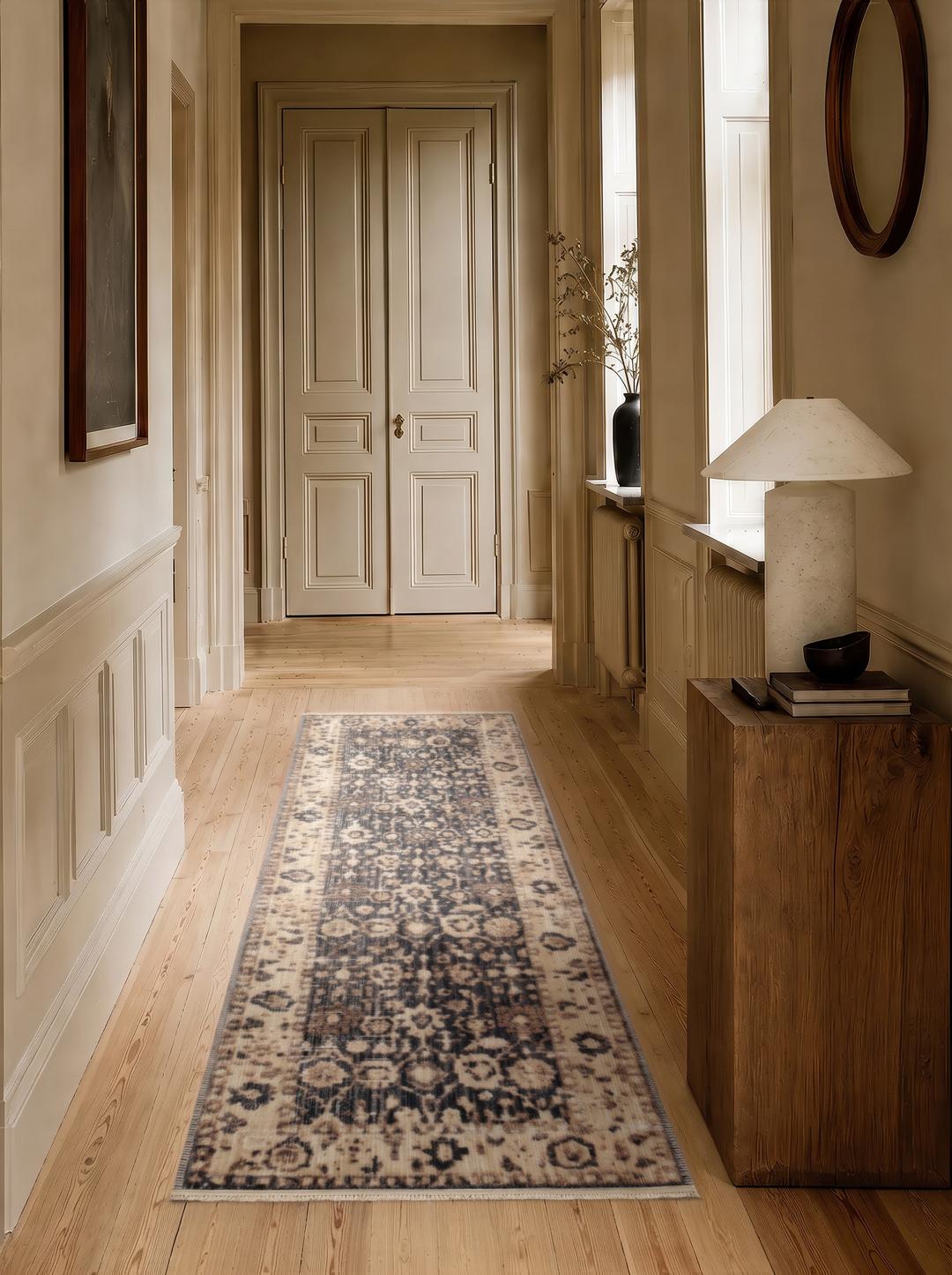 Donkergrijze en beige loper met een versleten ornamenteel patroon en franjes