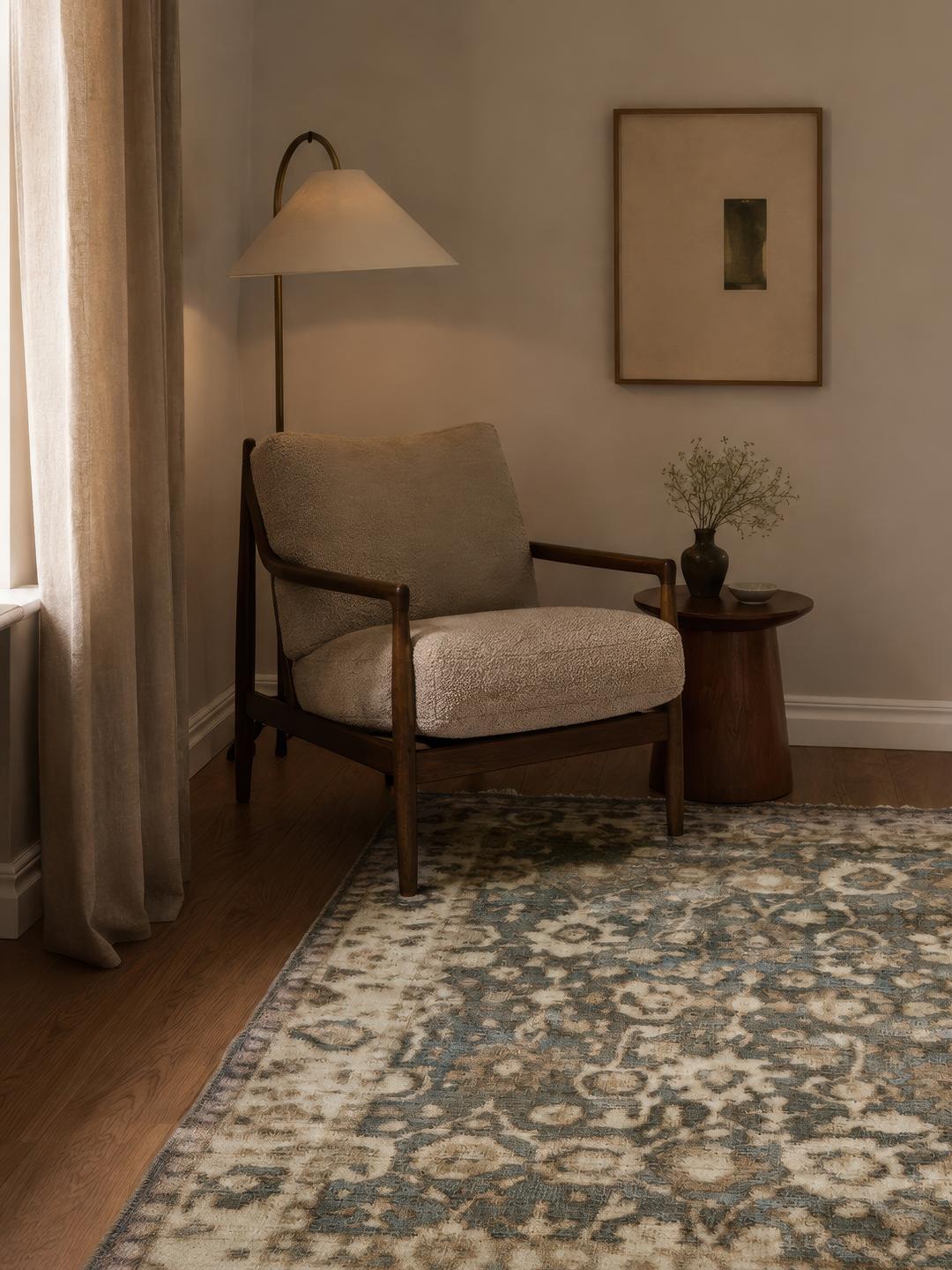 Donkergrijs en beige vloerkleed met traditionele vervaagde motieven en delicate franjes