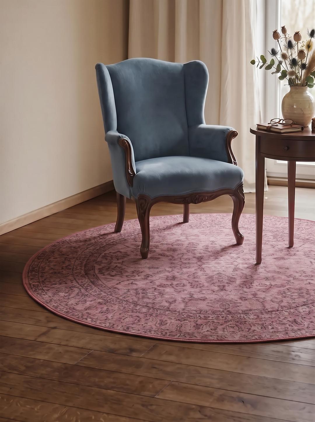 Rond roze vloerkleed met een klassiek patroon