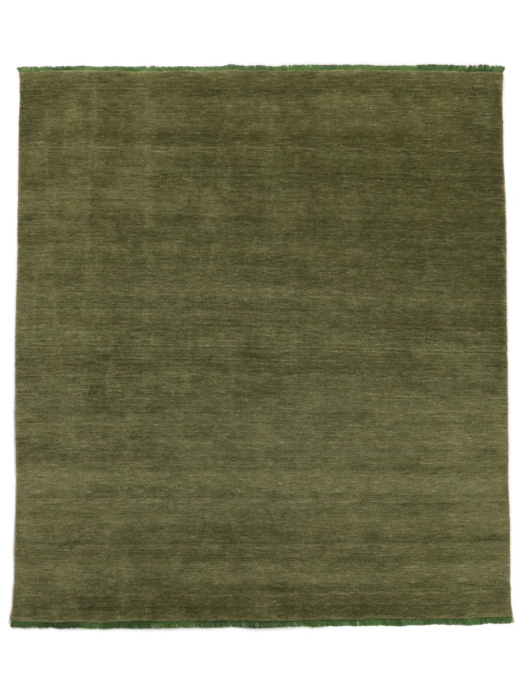 Um tapete de pelo verde com franjas curtas a condizer