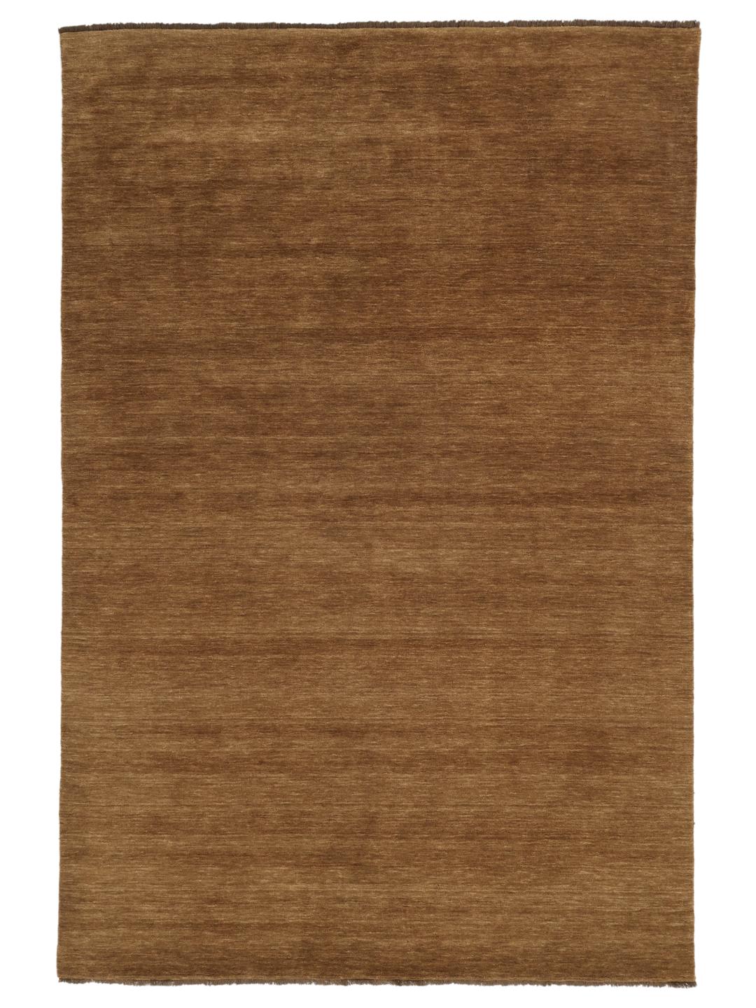 Un tapis à poils ras de couleur brune unie avec des franges courtes