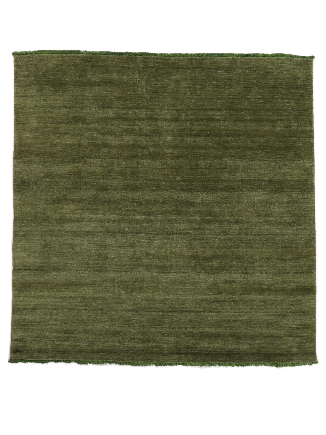 Um tapete de pelo verde com franjas curtas a condizer