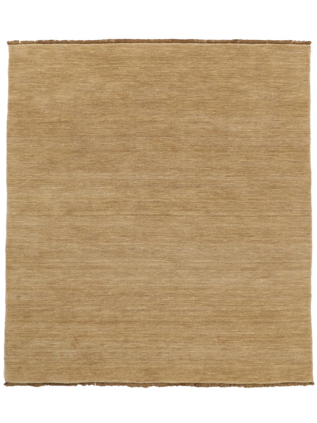 Beige rug with fringes and a soft wool pile