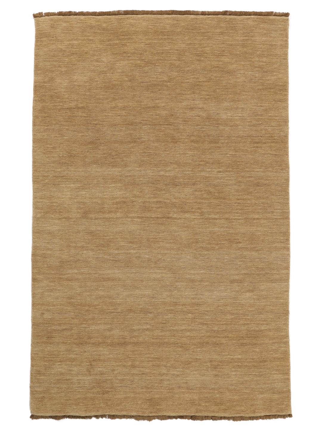 Beige rug with fringes and a soft wool pile