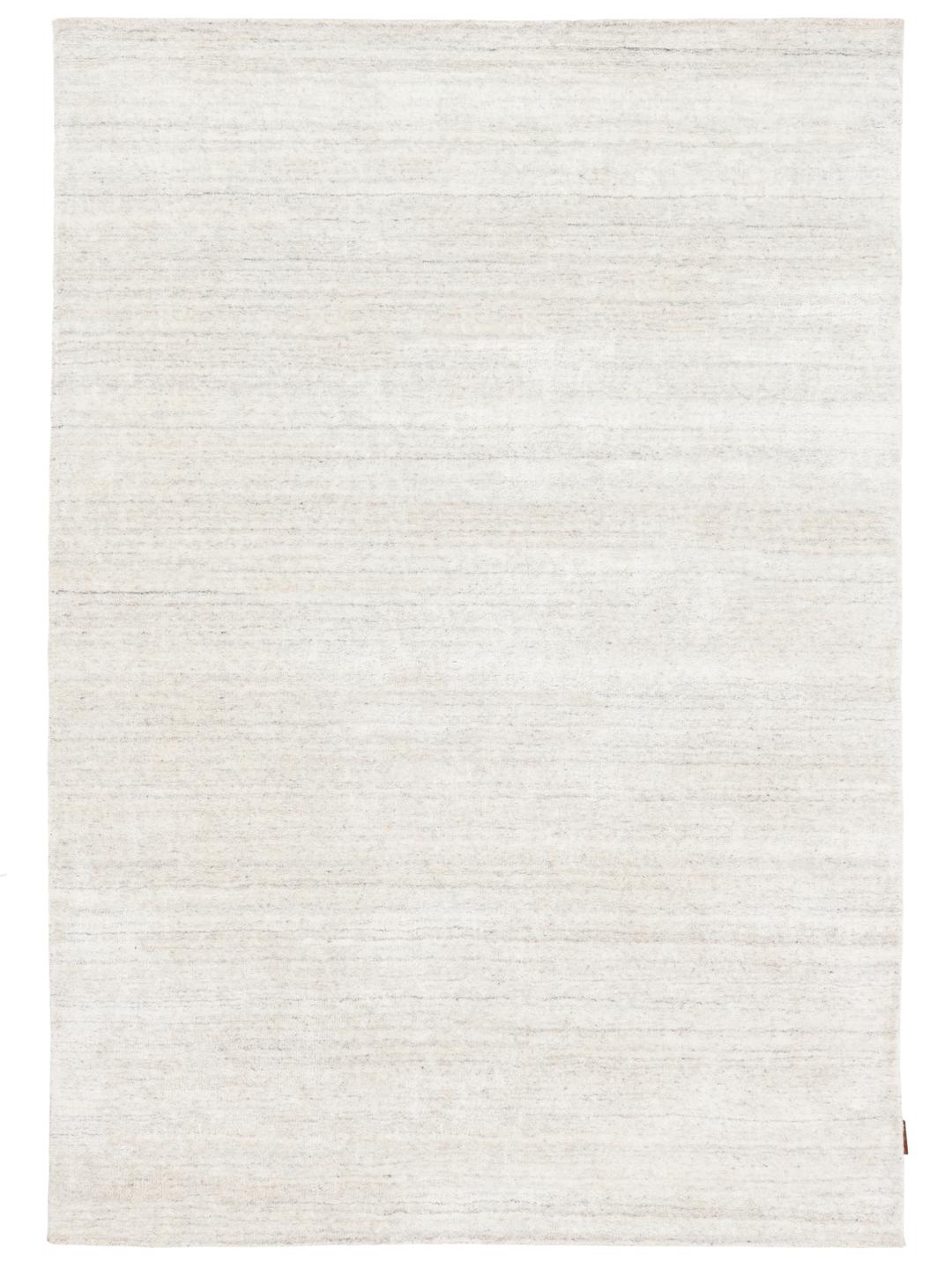 Um tapete branco macio com uma superfície subtilmente texturada