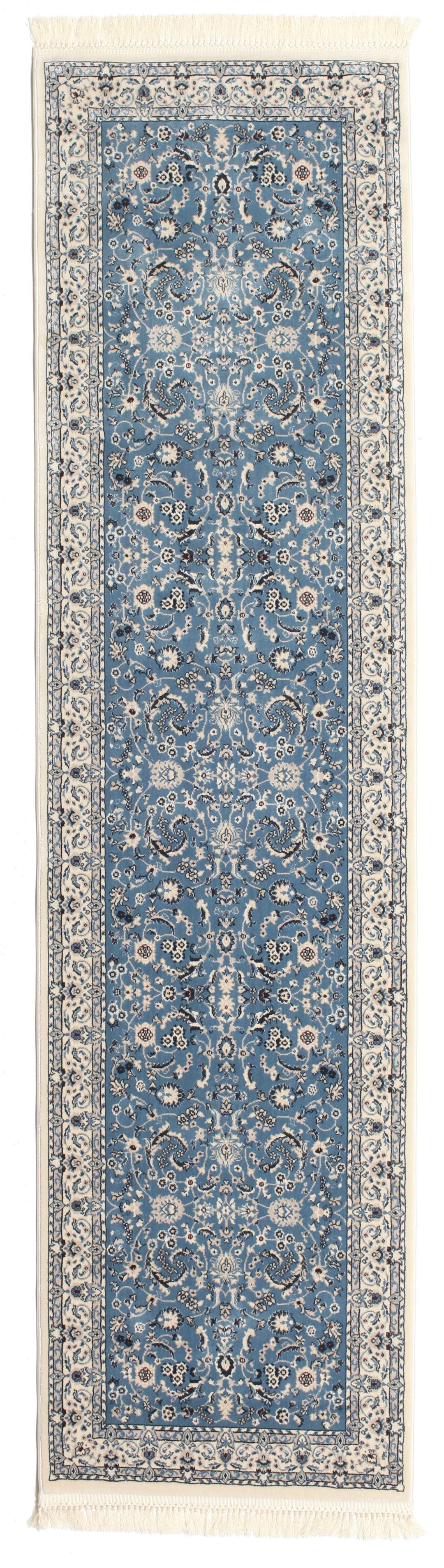 Un tapis de couloir bleu clair avec un motif floral classique