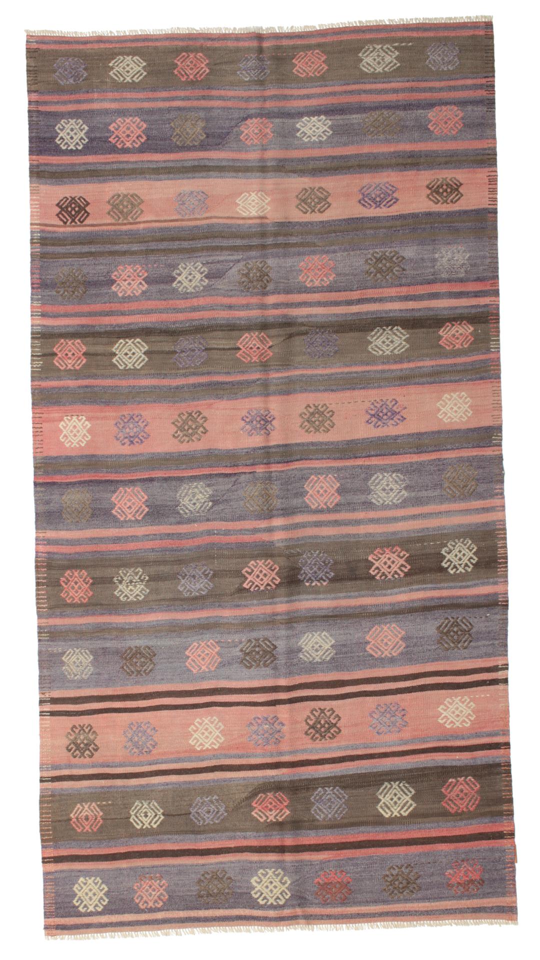Tapis tissé plat turc vintage avec des rayures et des motifs géométriques dans des tons marron et rose