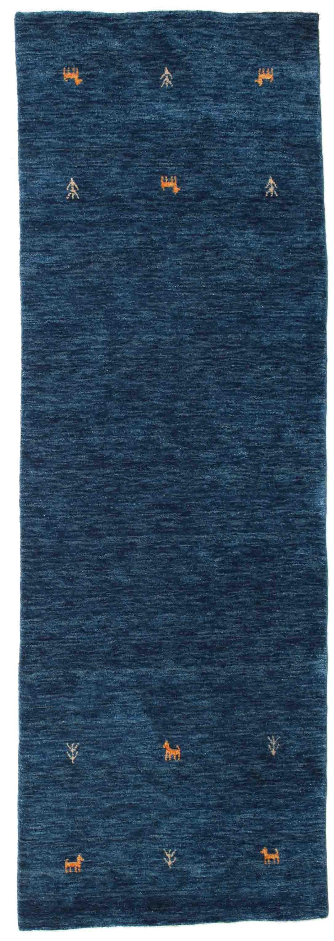 Un tapis couloir bleu foncé avec de petits motifs d'animaux et d'arbres