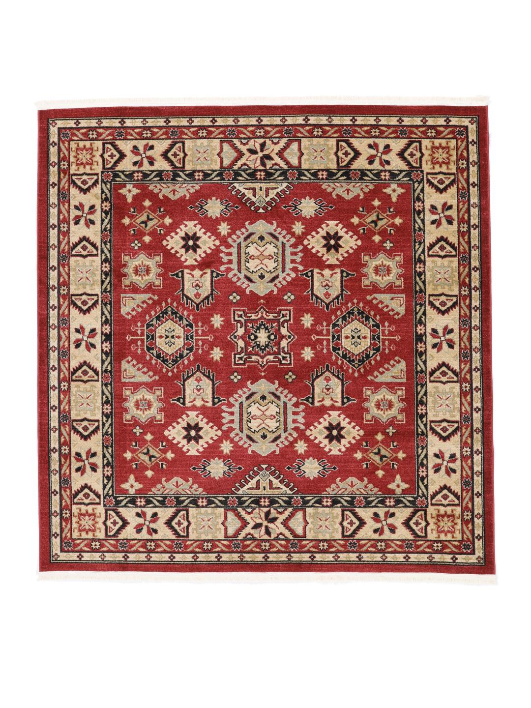 Firkantet rødt og beige tæppe med traditionelle motiver