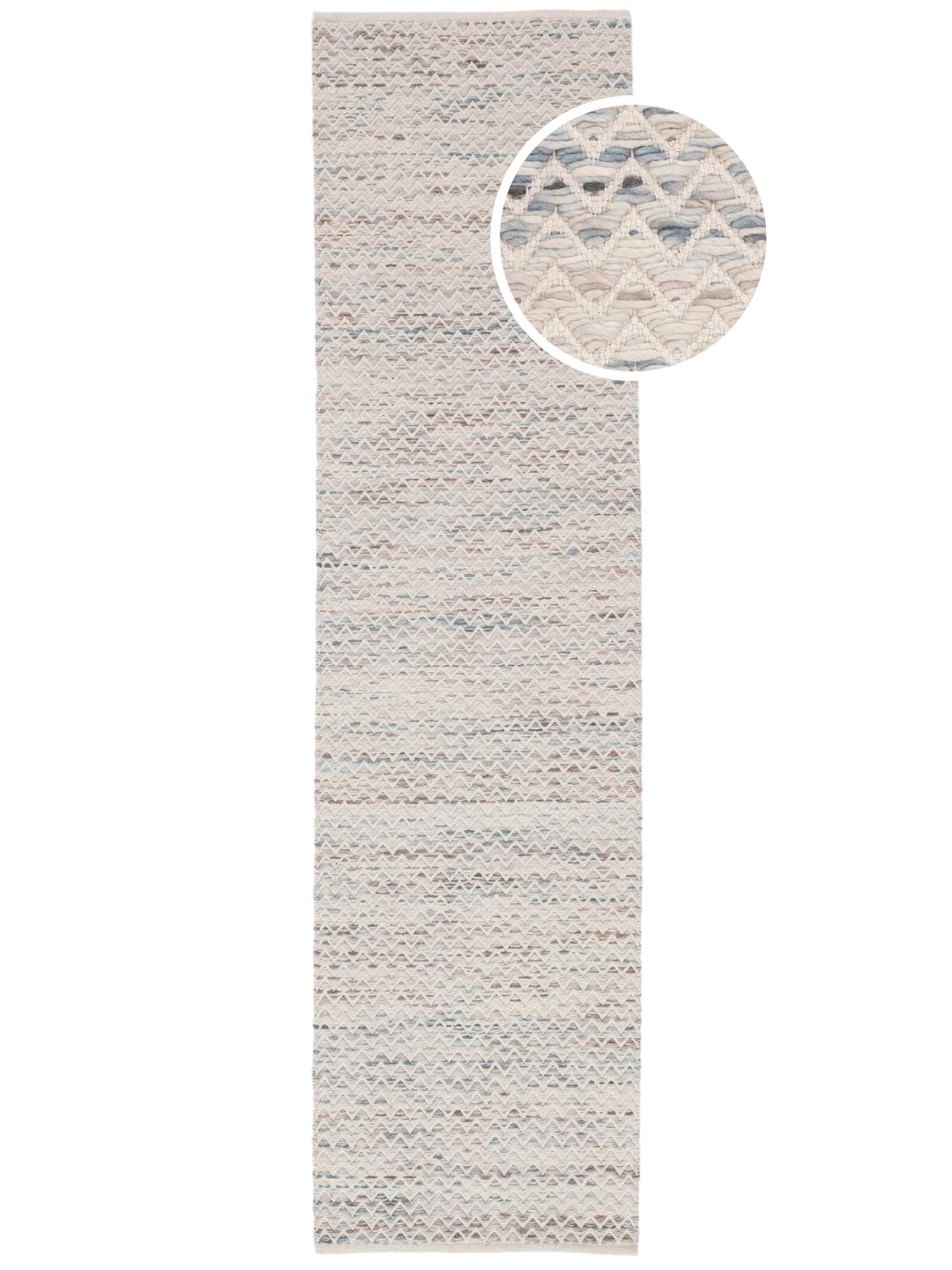 Un long tapis de couloir présentant un motif chevron délicat dans des tons de crème et de gris clair
