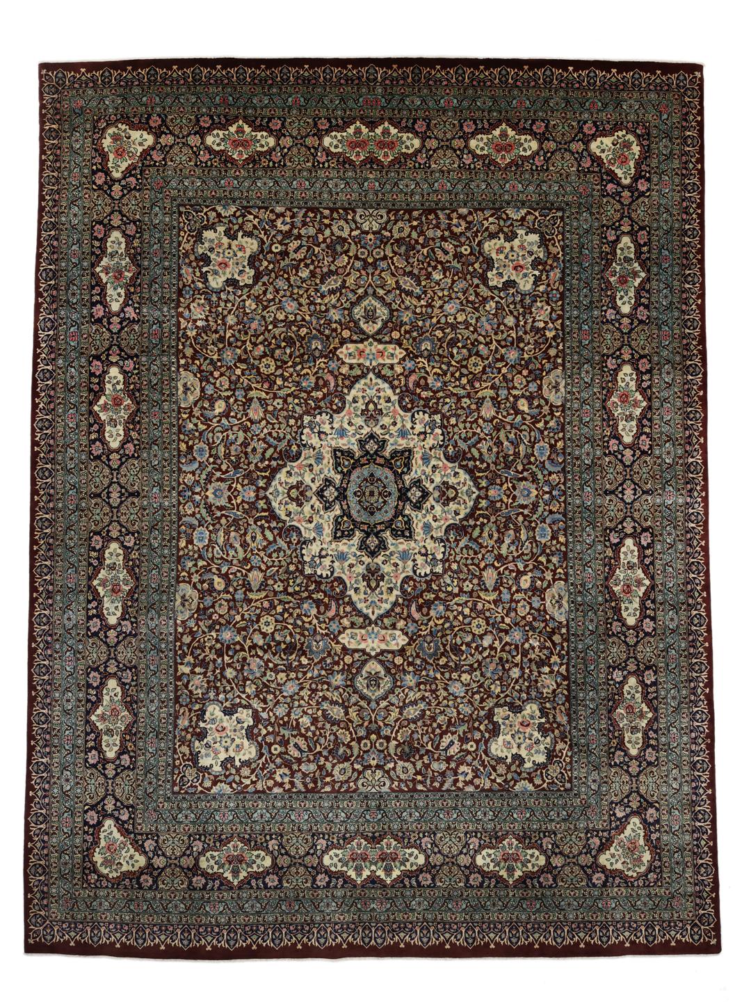 Een groot rechthoekig Tabriz Fine tapijt uit het Midden-Oosten met een donkerrood veld, een centraal medaillon en sierlijke bloemmotieven.