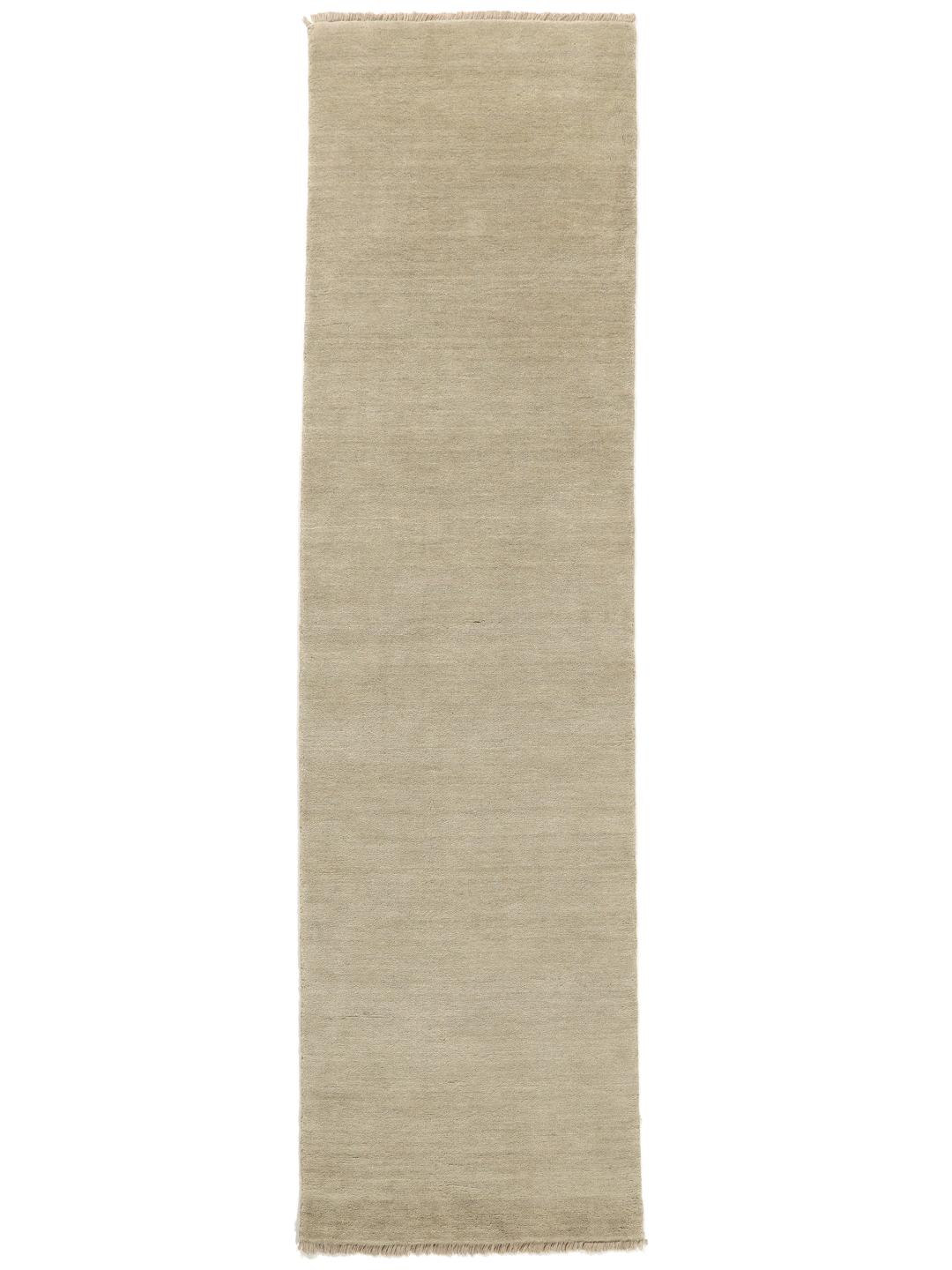 Un tapis de couloir tissé à la main de couleur gris clair avec de courtes franges