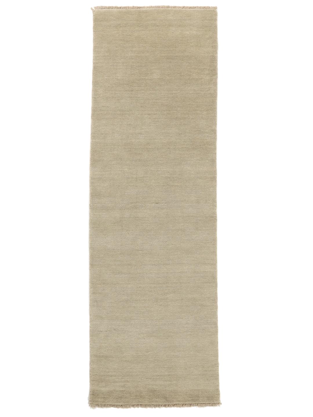 Un tapis de couloir tissé à la main de couleur gris clair avec de courtes franges