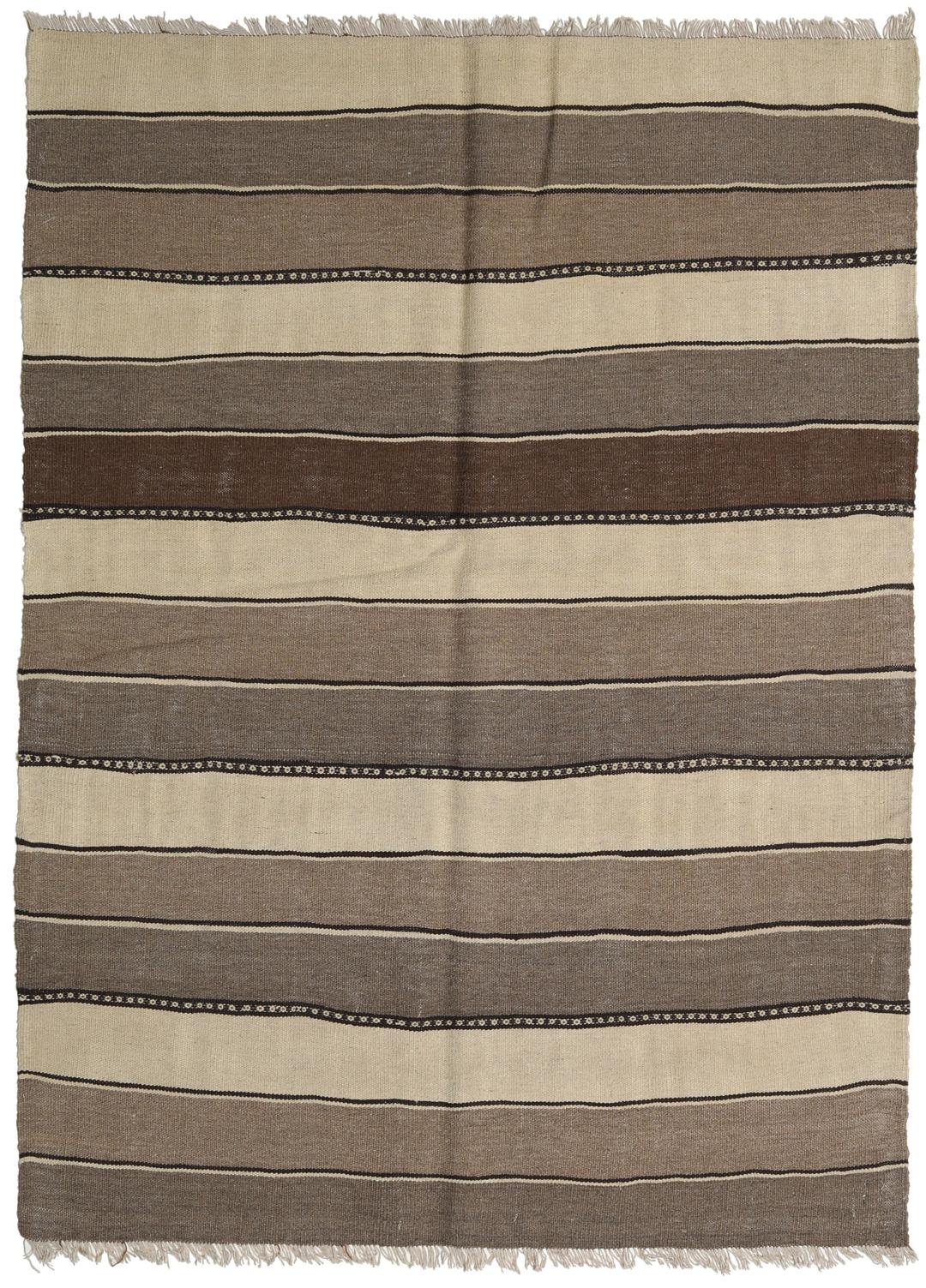 Et håndvævet kelimtæppe fra Mellemøsten med vandrette brune og beige striber.