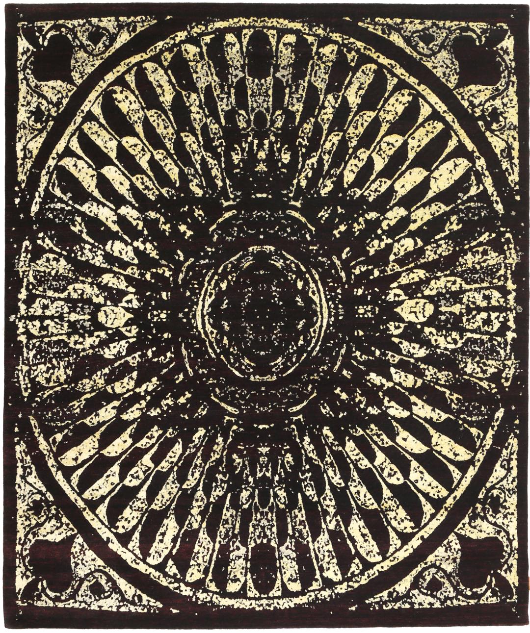 Un tapis moderne noué à la main originaire d'Inde avec un grand motif circulaire doré et noir.