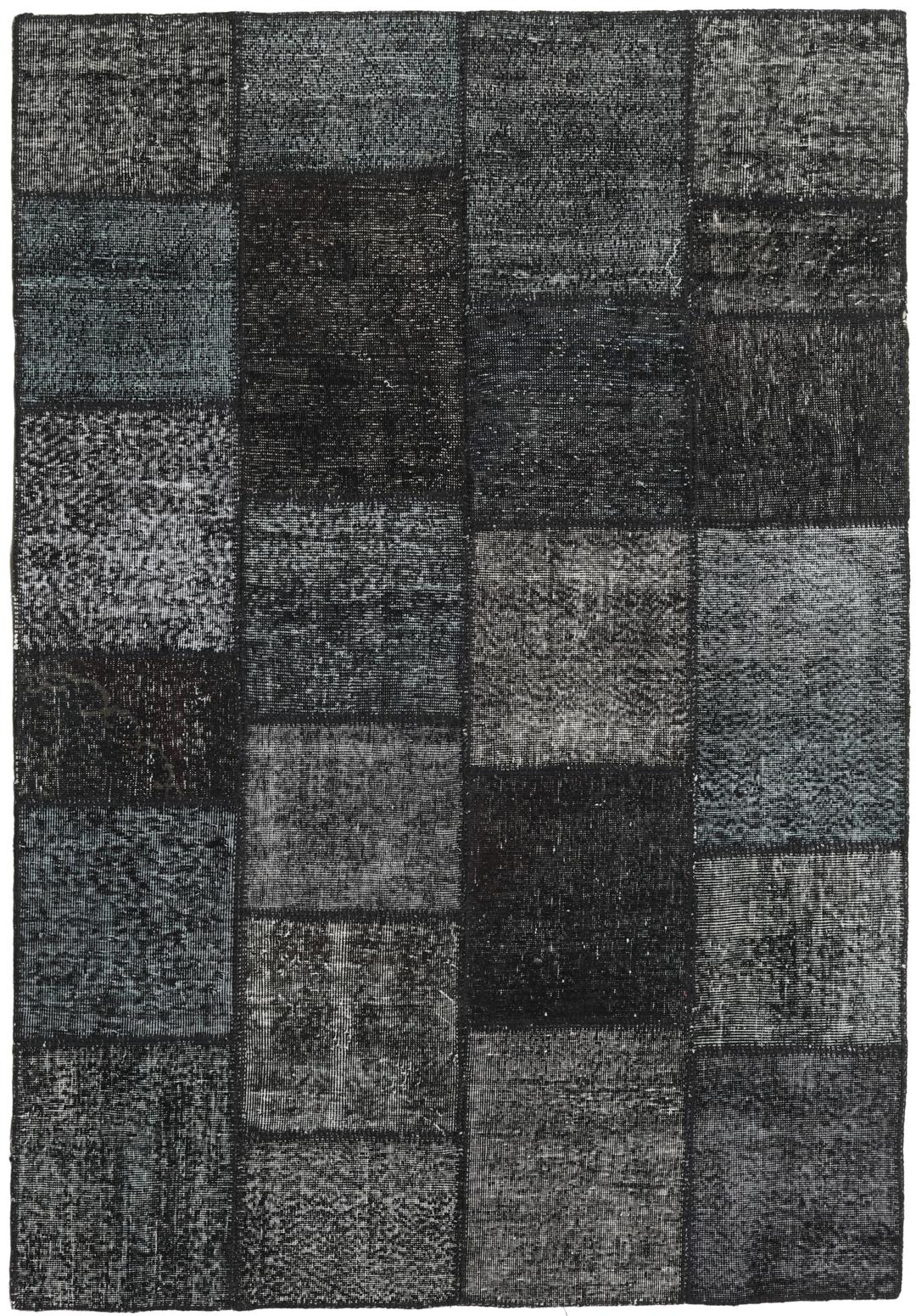 Een rechthoekig handgemaakt patchwork vloerkleed uit Turkije in zwarte en donkergrijze tinten.